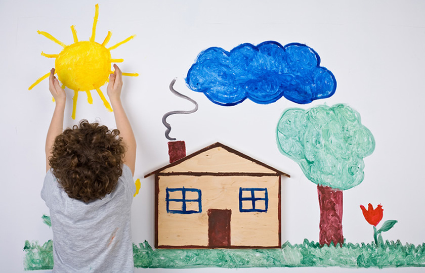 Foto de Criança Desenhando na Parede para Ilustrar a Psicoterapia Infantil